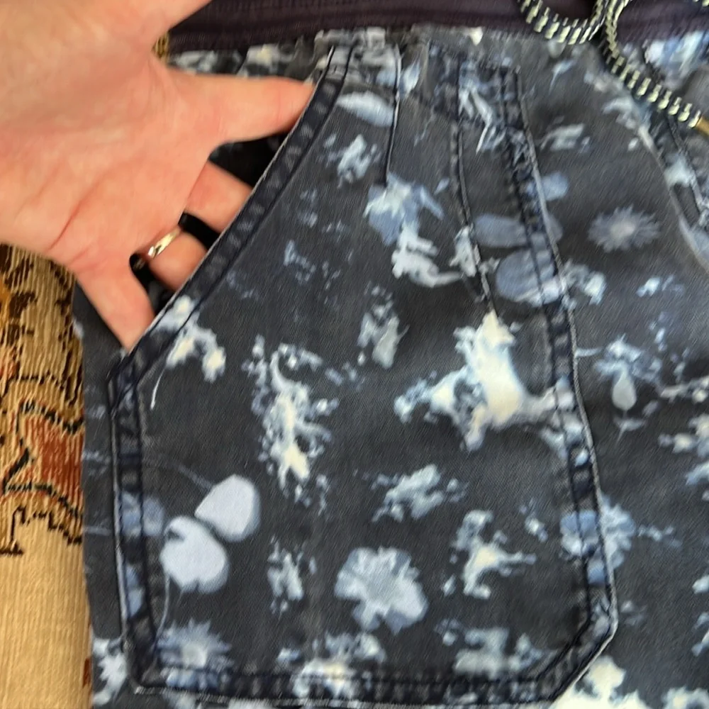 Adorable Anthro Blue Floral Joggers - Picture 3 of 12